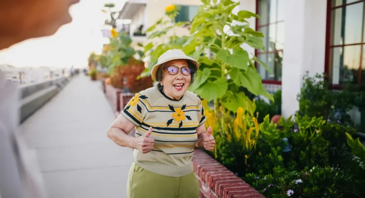 Funny elderly woman walking a street | Source: Pexels