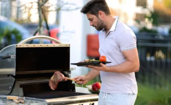 A man making a barbecue | Source: Shutterstock
