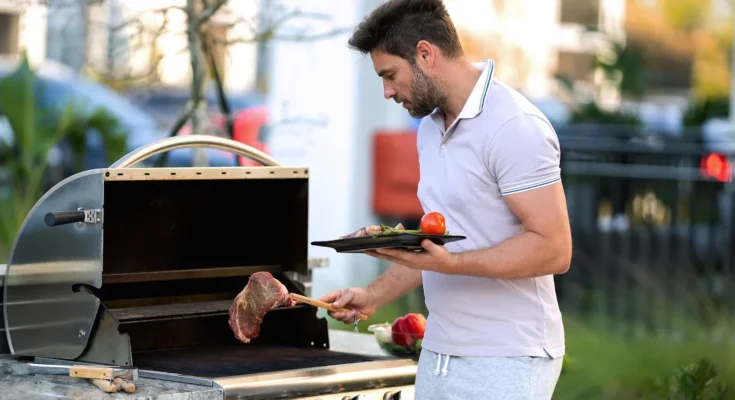 A man making a barbecue | Source: Shutterstock