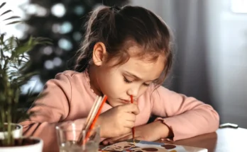 A girl painting | Source: Shutterstock