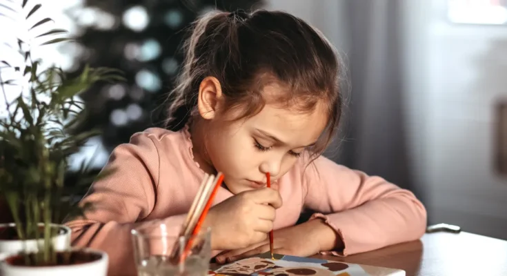 A girl painting | Source: Shutterstock