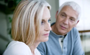 A close up of an older couple | Source: Shutterstock