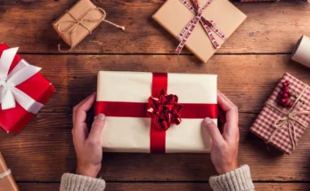 Someone holding a gift | Source: Shutterstock