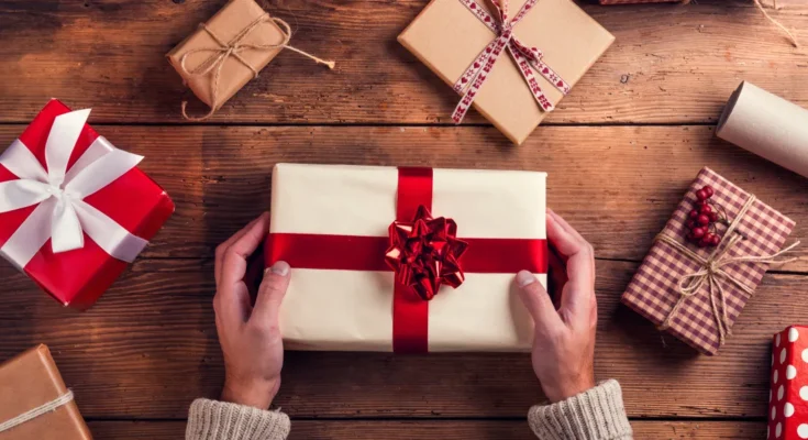 Someone holding a gift | Source: Shutterstock
