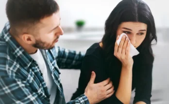 A man comforting a crying woman | Source: Shutterstock