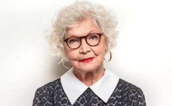 A serious older woman | Source: Shutterstock