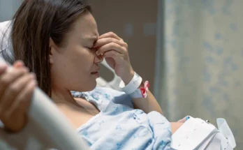 A pregnant woman in a hospital bed | Source: Shutterstock