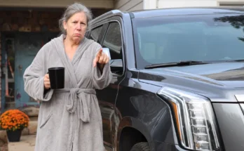 An angry woman pointing while standing next to a car | Source: Barabola