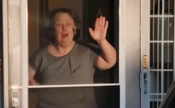 A woman waving from her house | Source: AmoMama