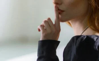 Woman keeping a secret | Source: Pexels