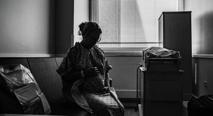 Pregnant middle-aged woman | Source: Pexels