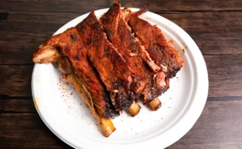 Barbecued ribs on a plate | Source: Shutterstock