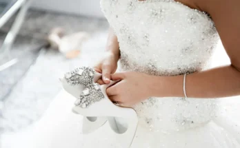 A bride holding her heels | Source: Pexels