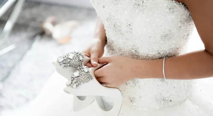 A bride holding her heels | Source: Pexels